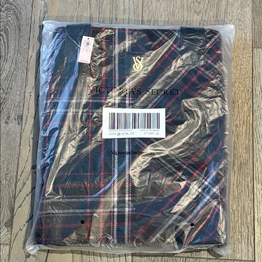 Victoria’s Secret Black & Red Plaid Tote Bag 13.75" x 22.83" x 7.375" Zip Top - Picture 9 of 12